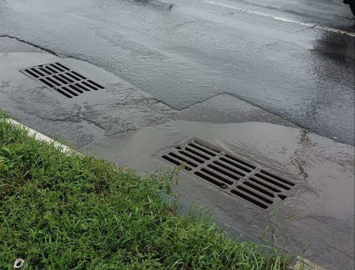 Тулякам рассказали, куда жаловаться на подтопления на дорогах после ливня 