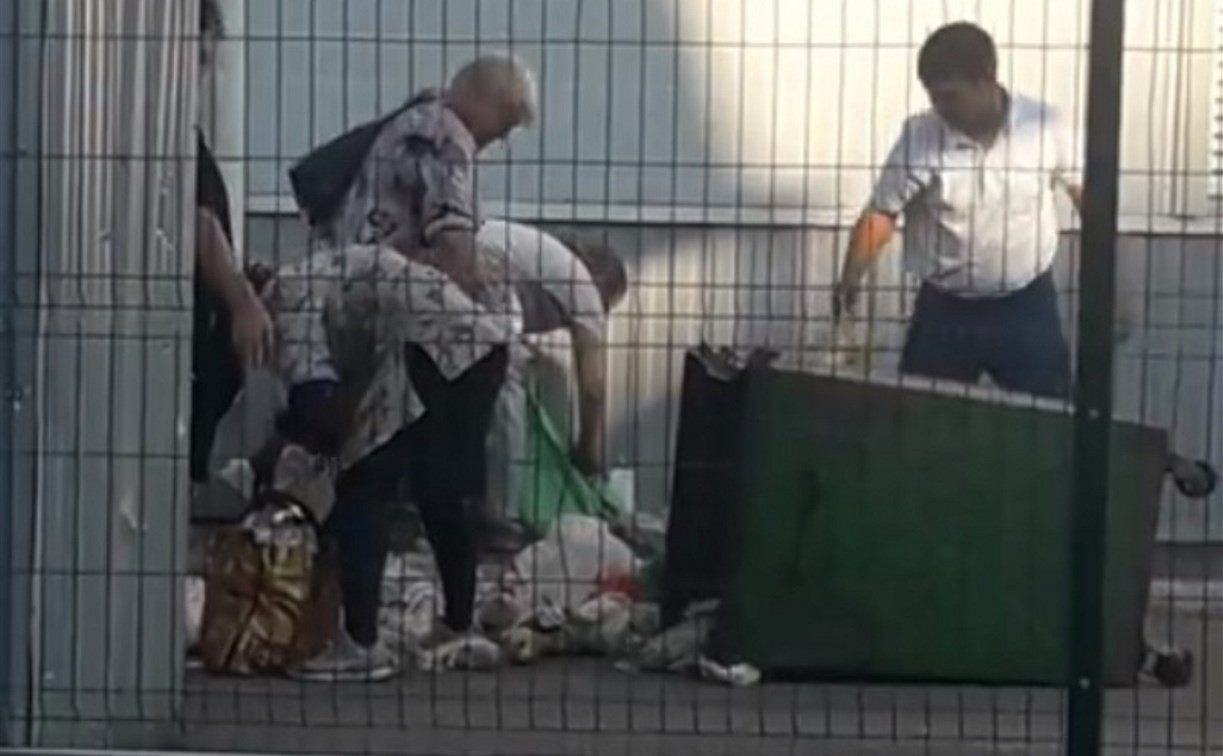 Туляки ищут еду в мусорном баке у супермаркета: видео