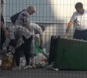 Туляки ищут еду в мусорном баке у супермаркета: видео