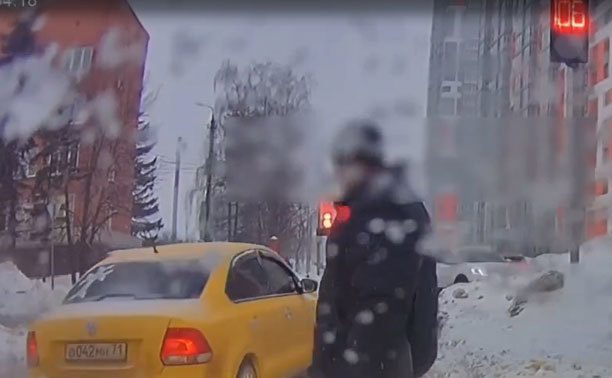 В Туле водитель такси решил, что красный не для него