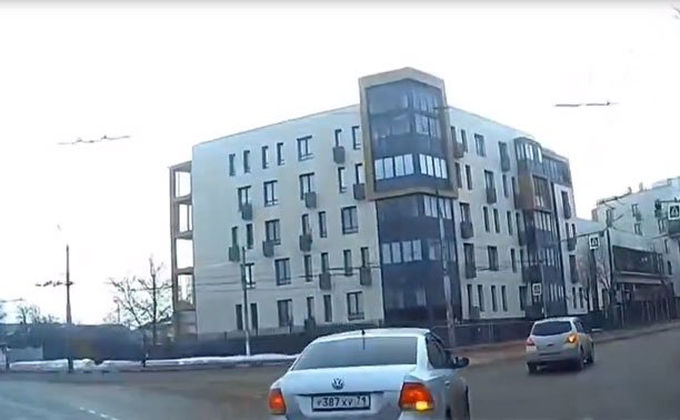 На ул. Болдина спешащий водитель едва не устроил ДТП