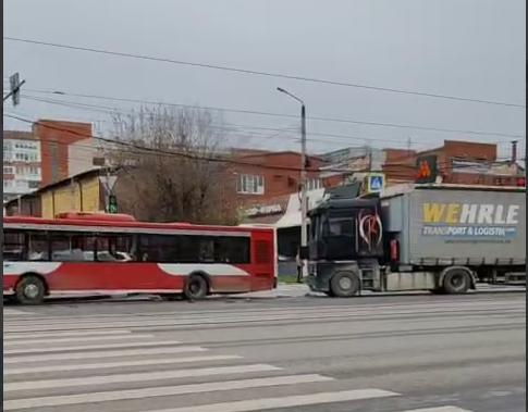 В Туле на Октябрьской фура врезалась в автобус