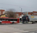 В Туле на Октябрьской фура врезалась в автобус