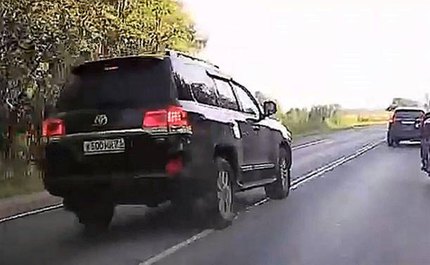«Накажи автохама»: водитель внедорожника Toyota опасно обогнал по встречке