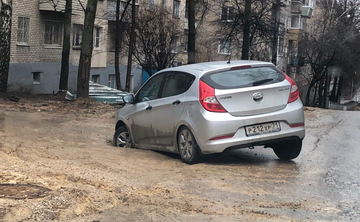Очередной провал дороги на ул. Софьи Перовской в Туле: в яму провалился автомобиль 
