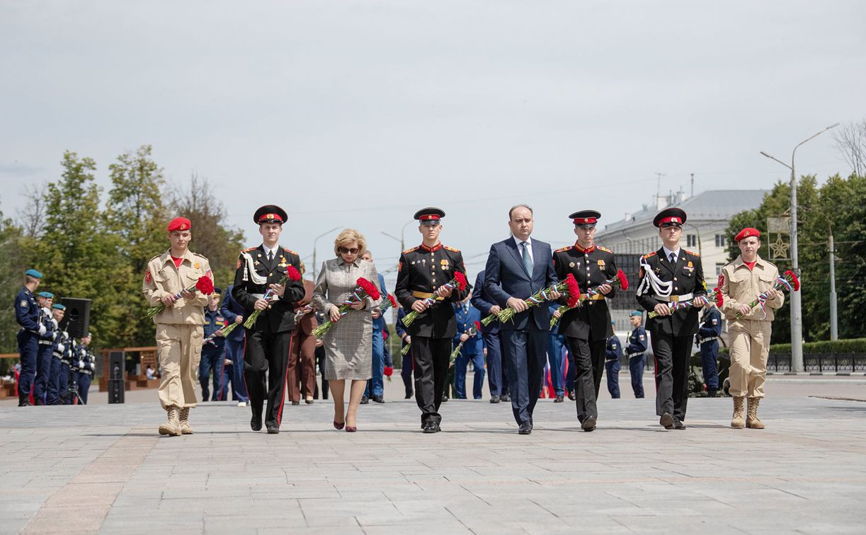 Москалькова и Федорищев возложили цветы на площади Победы в Туле