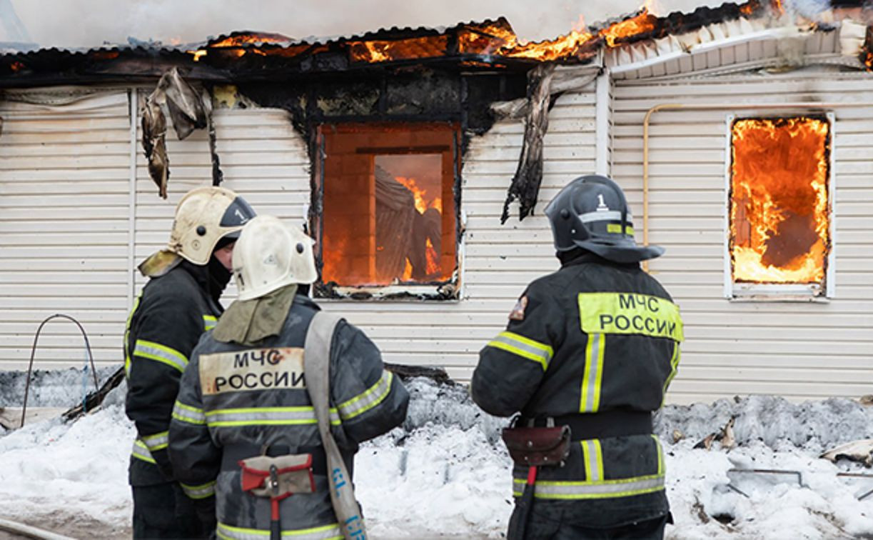 В Туле на улице Скуратовской загорелся дом: фоторепортаж
