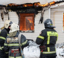 В Туле на улице Скуратовской загорелся дом: фоторепортаж