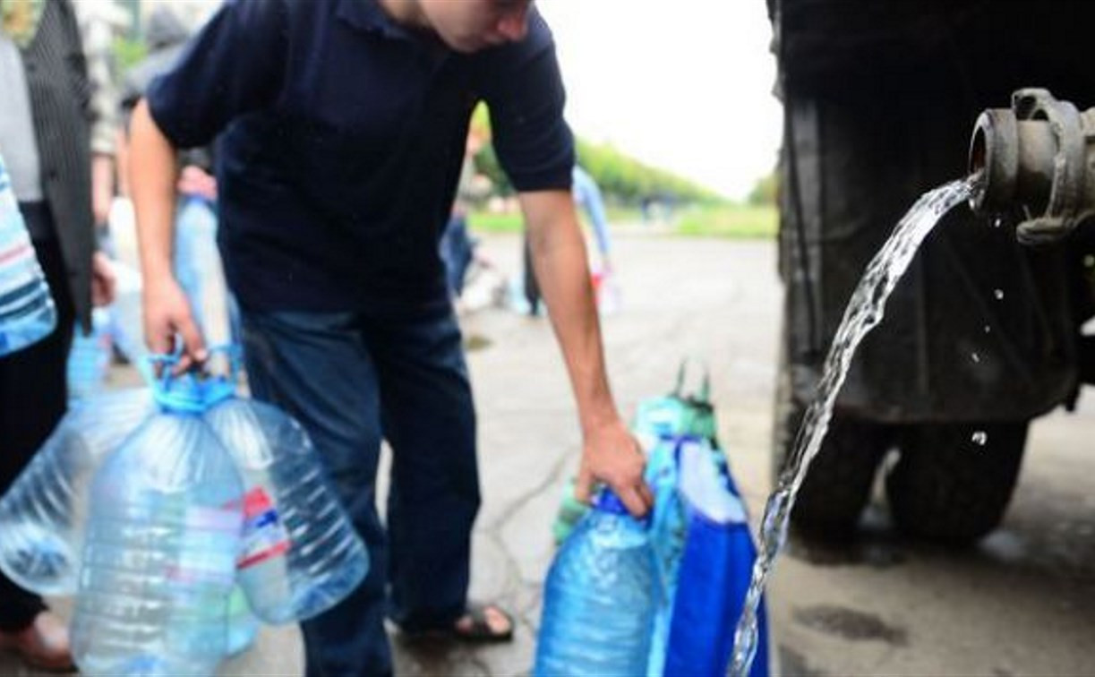 Масштабное отключение водоснабжения в Туле: Жителям бесплатно раздают питьевую воду