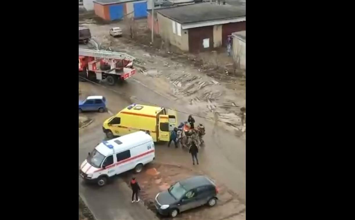 Очевидцы: в Новомосковске мужчина облил себя бензином и угрожал взорвать дом 