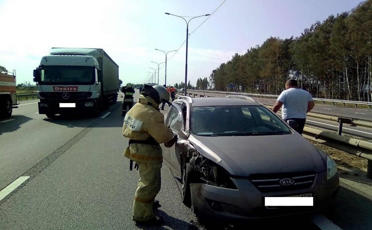 В Узловском районе столкнулись Kia Ceed и грузовой Mercedes