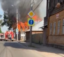 Напротив Всехсвятского храма загорелся жилой дом