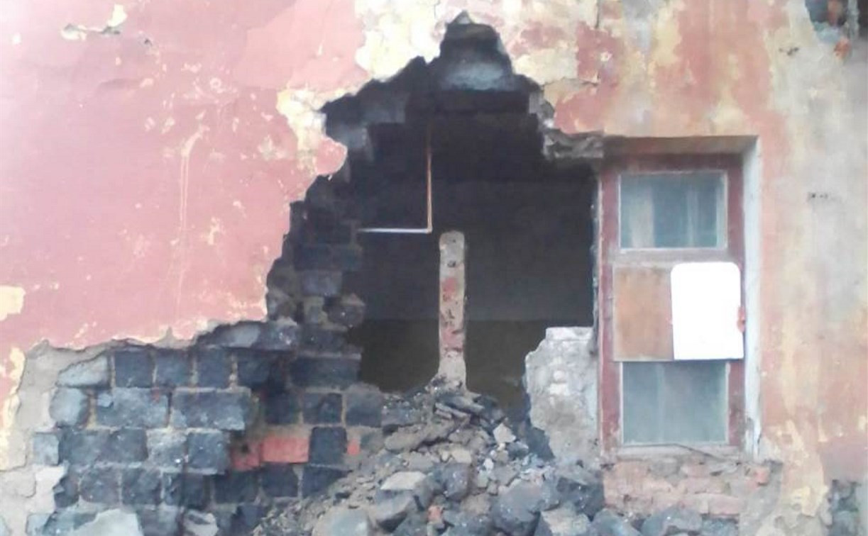 В Узловой обрушилась стена аварийного жилого дома