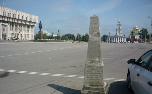 Вандалы изуродовали стелу на площади Ленина