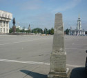 Вандалы изуродовали стелу на площади Ленина