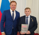 Заместителю председателя общественной палаты РФ подарили книгу о героях, защищавших Тульскую землю