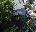 Жители Мясново помогли пожарным потушить горящий дом