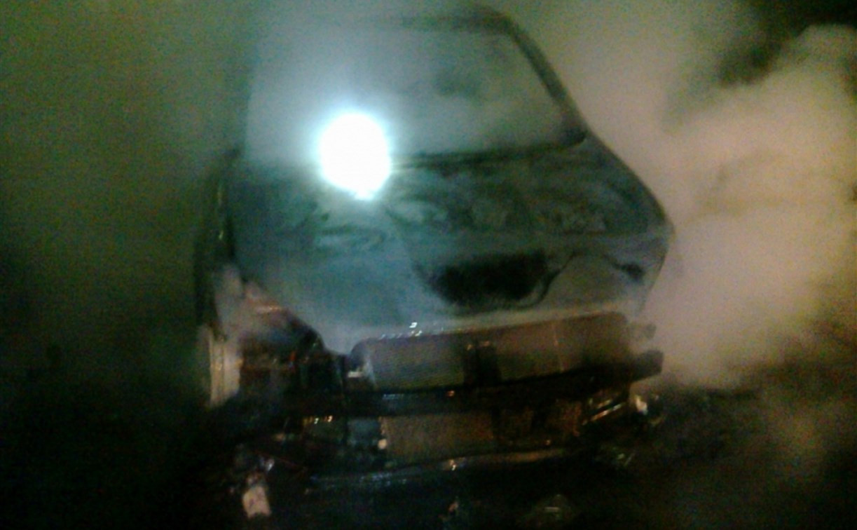 В Туле ночью сгорели два автомобиля
