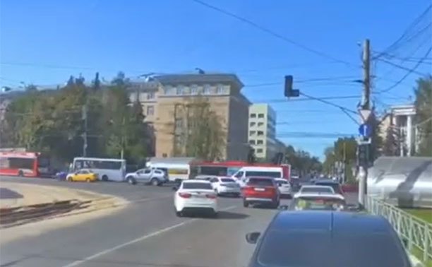 В Туле водитель Kia решил сэкономить время и создал проблему для других