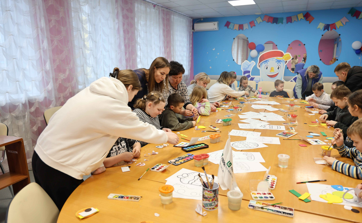 Тепло заботы: «Полипласт Новомосковск» поздравил воспитанников реабилитационного центра с Пасхой