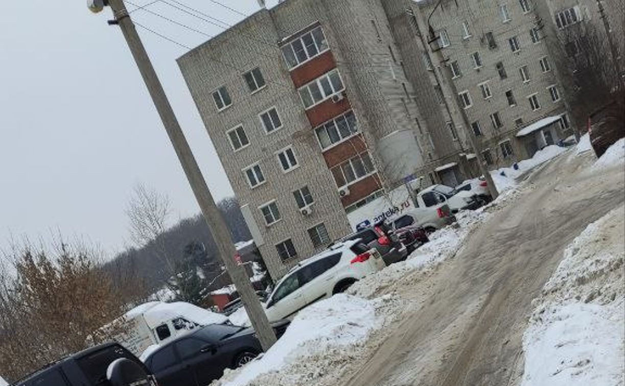«Съезды не чистили всю зиму»: туляк пожаловался на неубранные участки улицы Хворостухина