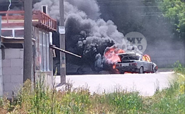 На Одоевском шоссе вспыхнула «Волга»: видео