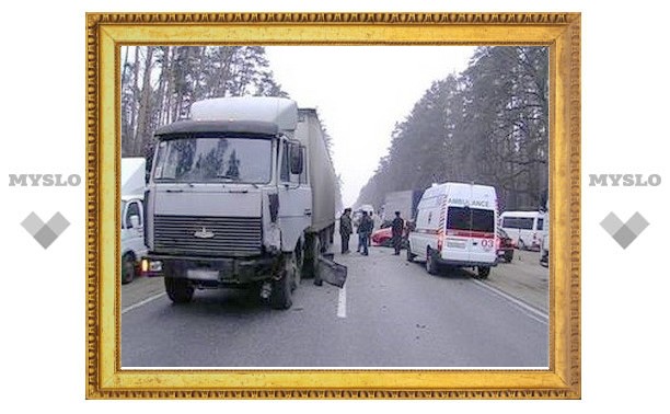 Под Тулой иномарка протаранила грузовик