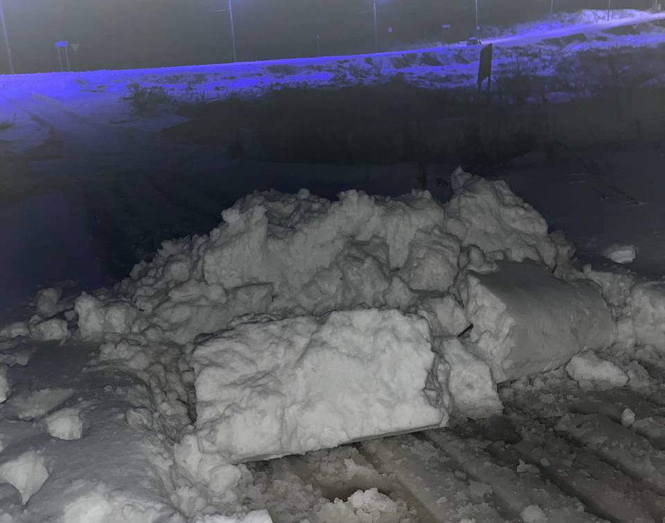 Завалило снегом: жители щекинской деревни пожаловались на заблокированный выезд