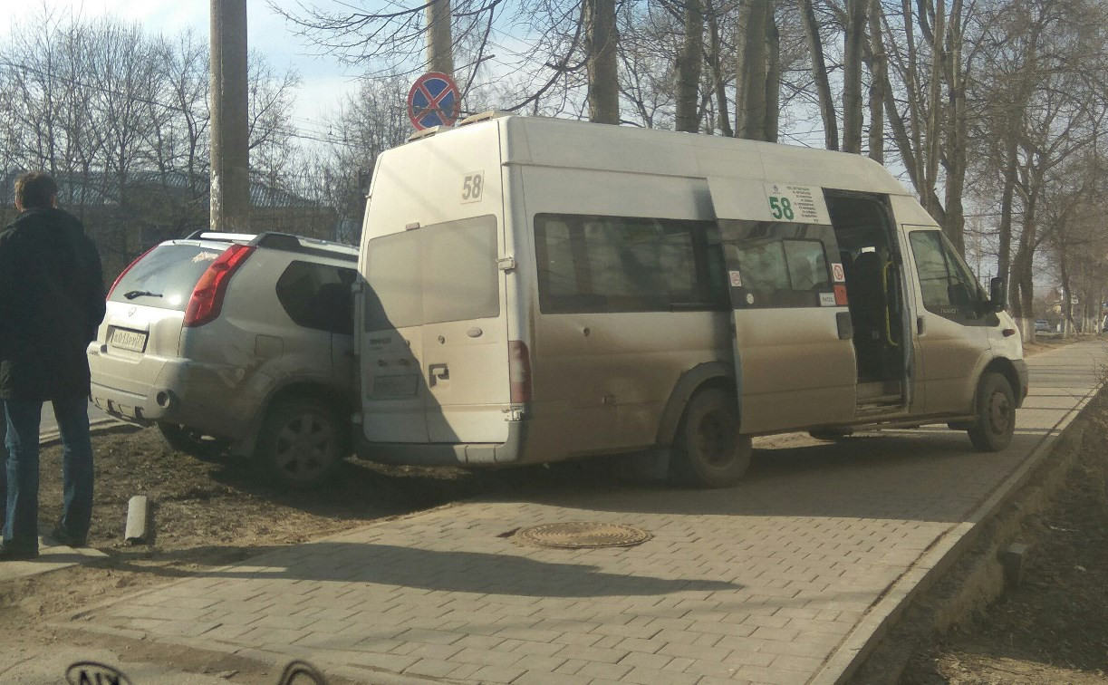В Туле на улице Первомайской маршрутка попала в ДТП