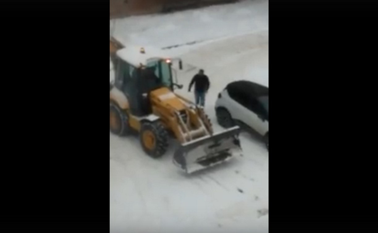 В Донском коммунальщики трактором рассыпали снег по двору
