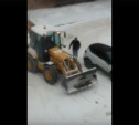 В Донском коммунальщики трактором рассыпали снег по двору