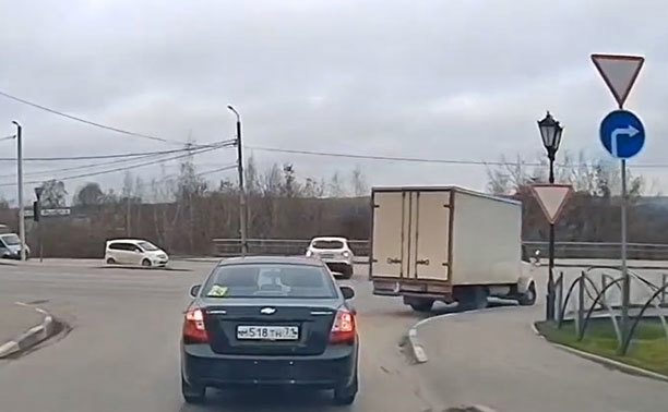 На Щекинском шоссе водители «не видят» дорожный знак