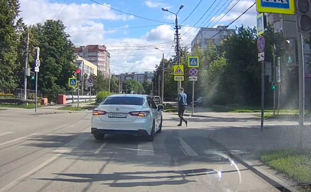 На ул. Ленина водитель Toyota не смутился красным на светофоре