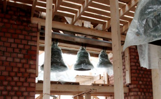 На колокольне Успенского собора повесили колокола