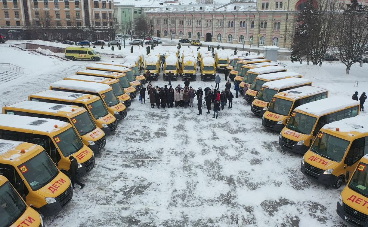 Алексей Дюмин передал тульским школам новые автобусы