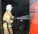 Пять пожарных расчетов тушили гараж в Туле