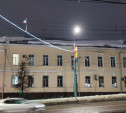 На крыше Тульского областного суда под тяжестью снега сломалось ограждение