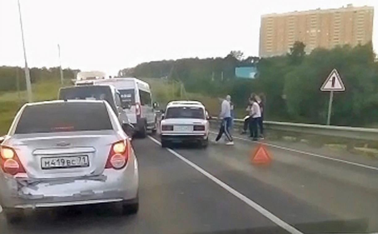 На Калужском шоссе в Туле внушительная пробка из-за двух ДТП
