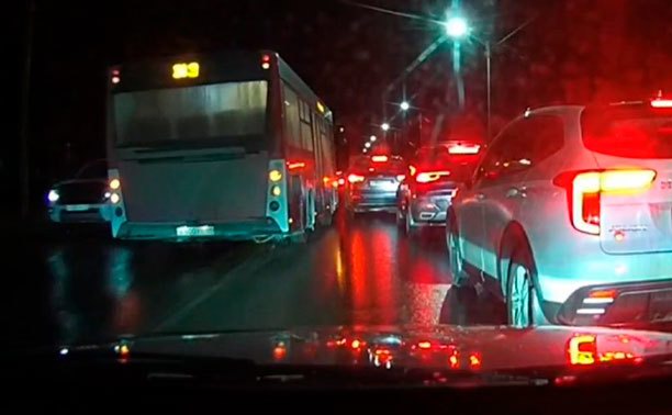 В Туле водитель автобуса включил аварийку и поехал по встречке