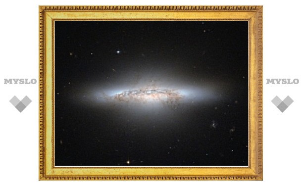 "Хаббл" запечатлел линзовидную галактику