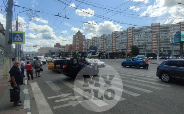 В центре Тулы в тройном ДТП Ford приземлился на крышу