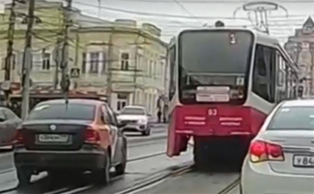 «Накажи автохама»: двойную сплошную на ул. Советской не видно из-за трамваев?