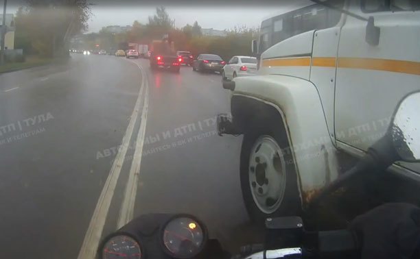 На ул. Рязанской невнимательный водитель едва не раздавил мотоциклиста