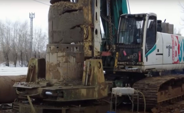 Строительство путепровода в Узловой: рабочие смонтировали сваи под опоры