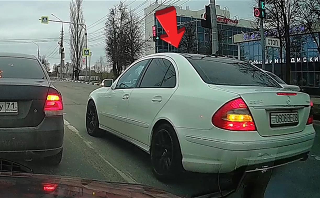 «Накажи автохама»: на пр. Ленина белый Mercedes-Benz грубо нарушил ПДД