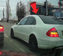 «Накажи автохама»: на пр. Ленина белый Mercedes-Benz грубо нарушил ПДД