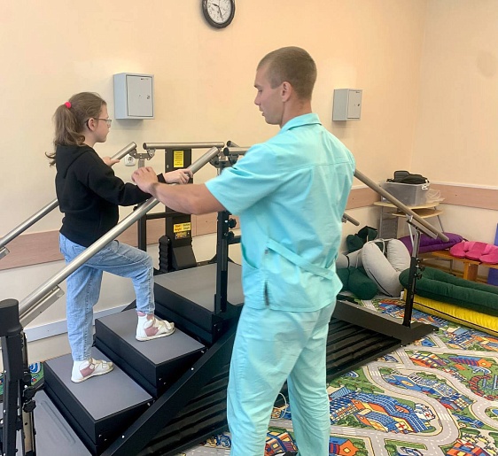 В Клинический центр детской психоневрологии привезли наклонный пандус и брусья