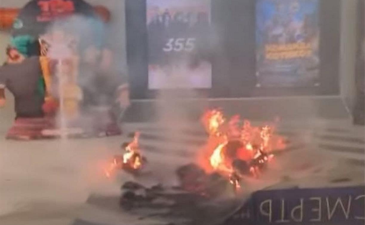 Поджог рекламного щита в ТРЦ «Макси»: полиция вычислила 16-летнюю тулячку