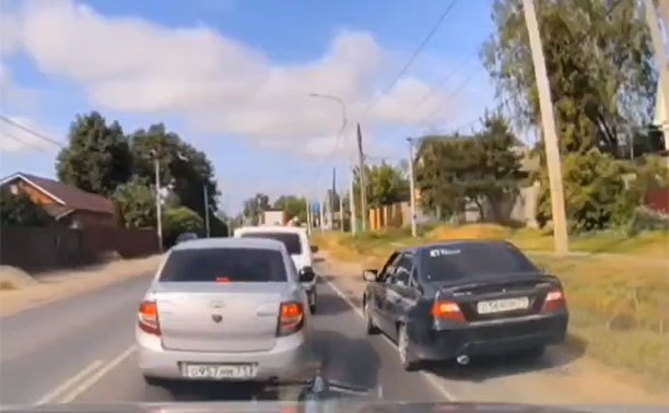В Туле водитель придумал, как не стоять в пробке из-за ремонта