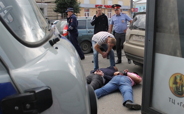 Задержанных у ТРЦ «Гостиный двор» вооруженных людей доставили в полицию